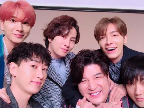 Tiên phong lập kỉ lục, hãy “bán áo dạo” như Super Junior!
