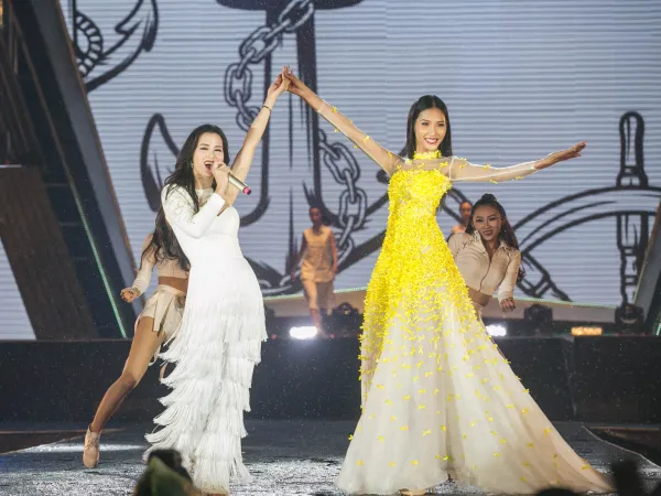 Đông Nhi nắm tay Hoàng Thùy "càn quét" sàn catwalk của lễ hội thời trang âm nhạc 
