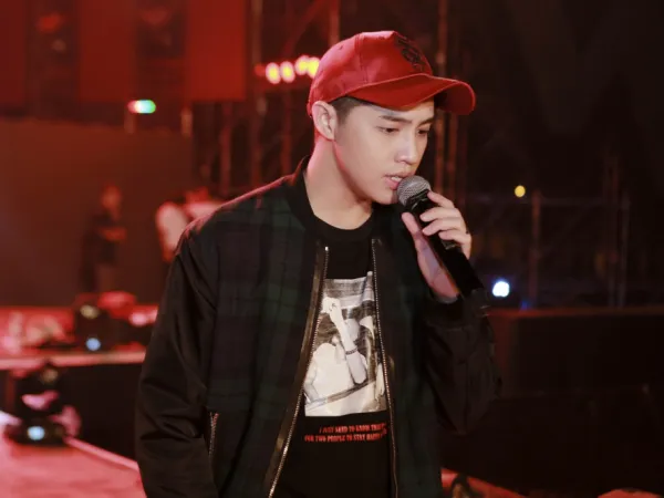 Giữa đêm, khán giả vẫn vây kín xem Noo Phước Thịnh tập luyện cho liveshow 