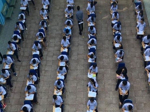 TP.HCM: Hàng trăm bạn học sinh THPT Hai Bà Trưng tập trung làm bài thi giữa sân trường