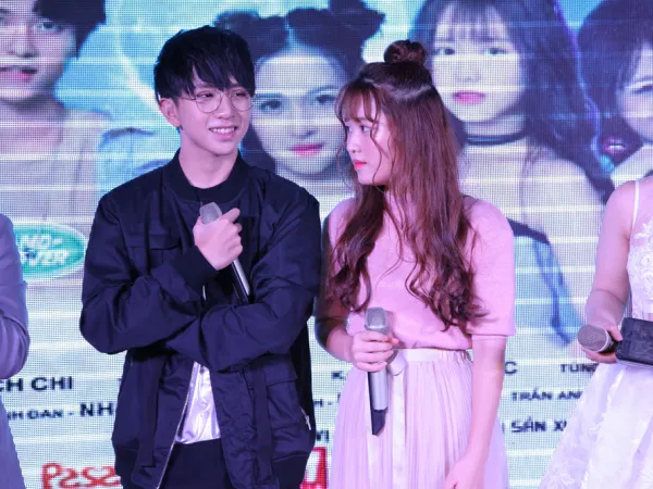 Khán giả trẻ thích thú khi Tùng Maru (Uni5) “tái ngộ” Han Sara trong bộ phim sitcom "Thần Tượng Tuổi 300"