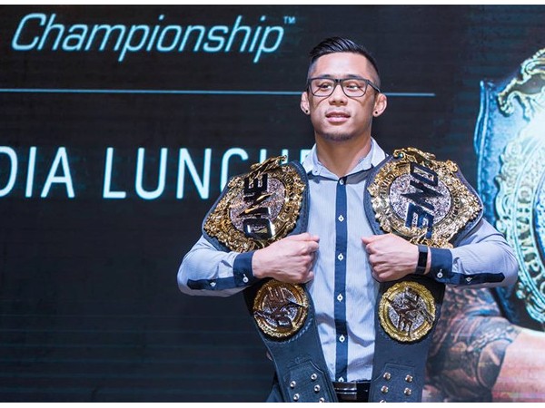 Đương kim vô địch thế giới môn võ thuật tổng hợp Martin Nguyễn xúc động trong ngày trở về quê hương