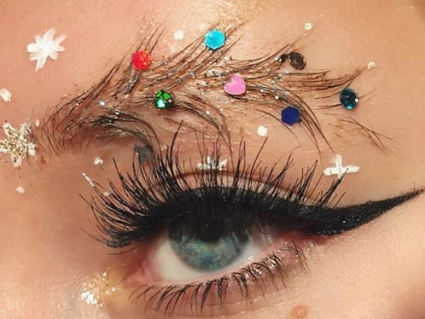 Các tín đồ mê trang điểm trên Instagram thi nhau khoe tài vẽ cây thông Noel lên lông mày