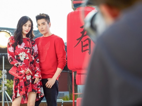 H&M chọn Dương Mịch và Triệu Hựu Đình quảng cáo BST dành riêng cho Tết Nguyên Đán 2018