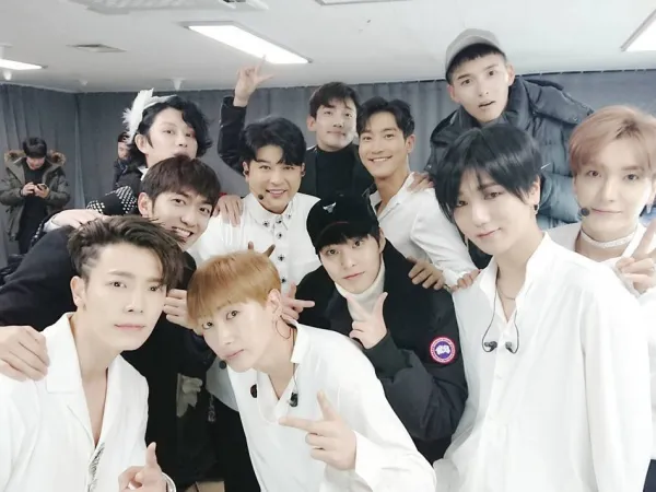 Chỉ có thể là Super Junior mới kéo được nhiều sao nhà SM Ent đến xem concert riêng đến thế