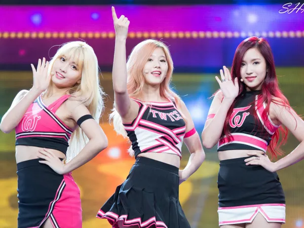 Quá bất ngờ khi biết Momo, Mina và Sana (TWICE) đều thuộc các dòng họ cực hiếm của Nhật Bản