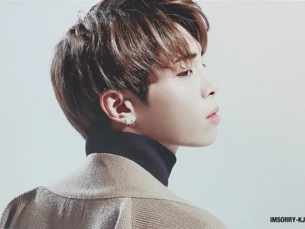Dù không phải người một nhà với Jonghyun, TWICE, 2PM, BTOB vẫn hoãn lịch trình để tưởng nhớ anh