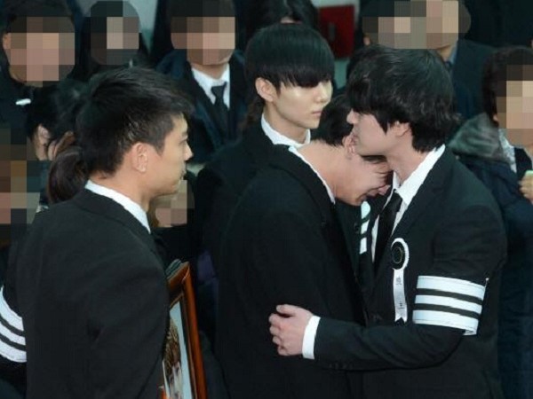 Các thành viên SHINee cùng nghệ sĩ nhà SM khóc cạn nước mắt trong tang lễ Jonghyun