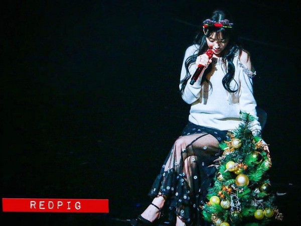 Không thể không cảm động khi Taeyeon (SNSD) mang cây thông Jonghyun tặng lên sân khấu concert