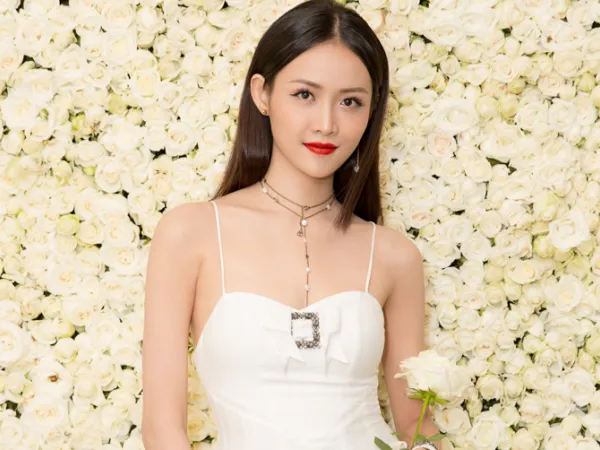 Trương Mỹ Nhân diện đầm trắng tinh khôi, thu hút ánh nhìn tại sự kiện