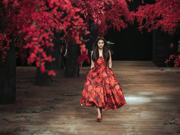 Tăng Thanh Hà tái xuất, catwalk mở màn show diễn "The Muse 2" của NTK Đỗ Mạnh Cường