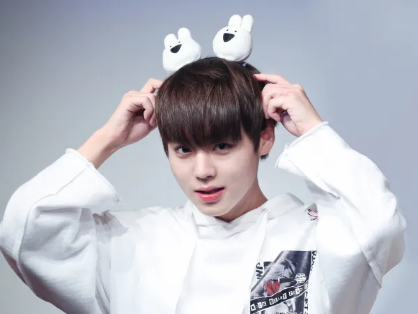 Wannable lo lắng khi Park Jihoon (Wanna One) bị trật chân nhưng vẫn phải biểu diễn liên tục