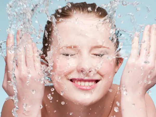 Chỉ cần làm sạch đúng cách, bạn sẽ thấy da mặt đẹp lên mà khỏi cần đến spa
