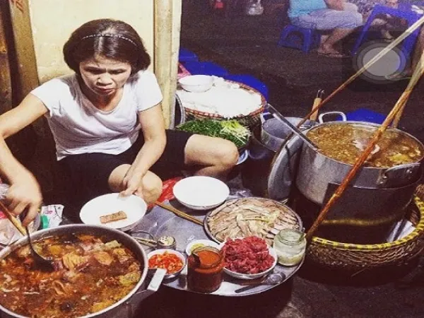 Gánh phở "kỳ lạ" chỉ bán lúc nửa đêm nhưng 30 năm qua luôn khiến người Hà Nội mê mệt