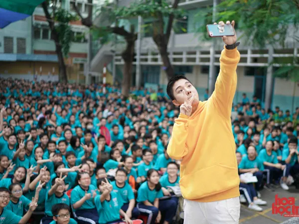 "Talk to the future you": Mở chiếc hộp năm mới cùng "đoàn tàu tương lai" 