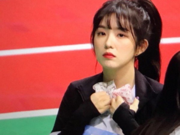 Hình ảnh Irene (Red Velvet) run rẩy ngồi ôm túi giữ nhiệt tại "ISAC 2018" khiến fan xót xa
