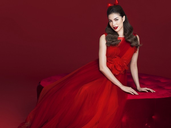 Những trang phục sắc đỏ rực rỡ đón Tết Nguyên đán 2018 của Hoa hậu Phạm Hương