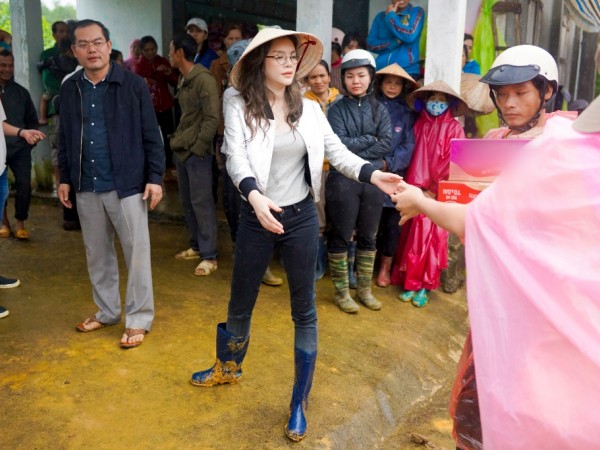 Lý Nhã Kỳ giản dị, mang ủng lội bùn trong chuyến từ thiện tại Đắk Lắk