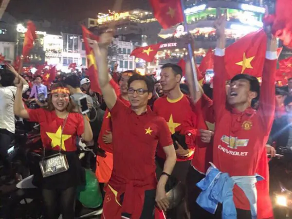 Phó Thủ tướng Vũ Đức Đam xuống đường hòa vào biển người mừng U23 Việt Nam chiến thắng