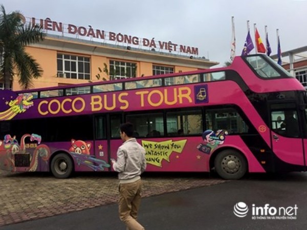 Xe buýt mui trần đón U23 Việt Nam đã ra đến Hà Nội