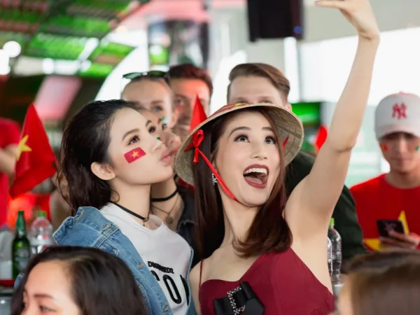 Hoa hậu Jolie Nguyễn cổ vũ đội tuyển U23 Việt Nam cùng Diễm My 9x, Cường Seven