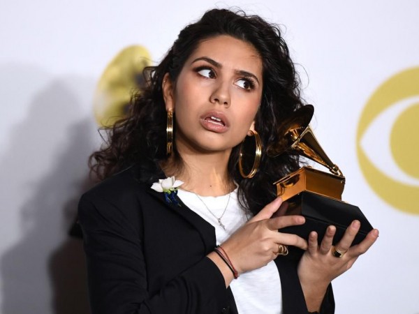 Như đã đoán, Alessia Cara đã giành được chiếc “kèn vàng” đầu tiên trong sự nghiệp tại “Grammy 2018”