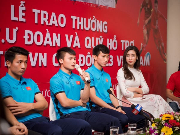 Hoa hậu Mỹ Linh nhận bằng khen của Trung Ương Đoàn trong buổi giao lưu cùng U23 Việt Nam