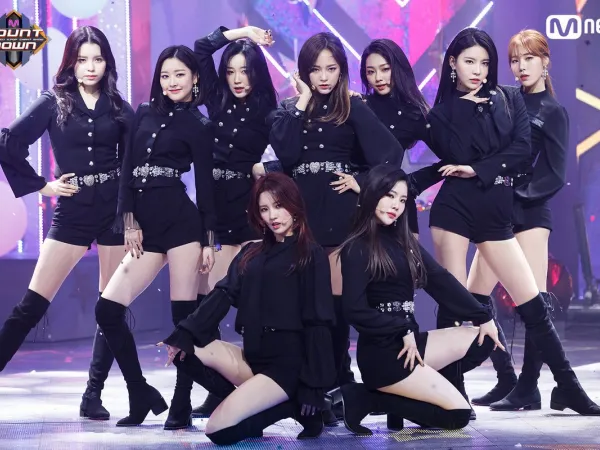 Đang giao lưu cùng fan, thành viên nhóm nhạc nữ gugudan "tái mặt" vì bình luận khiếm nhã