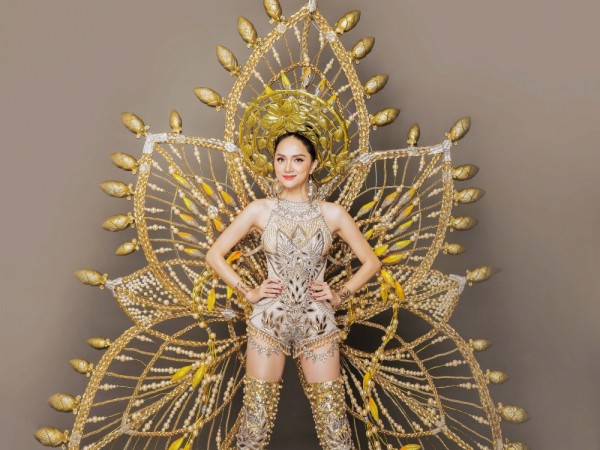 Cận cảnh bộ trang phục dân tộc độc đáo nặng 55 kg của Hương Giang Idol 