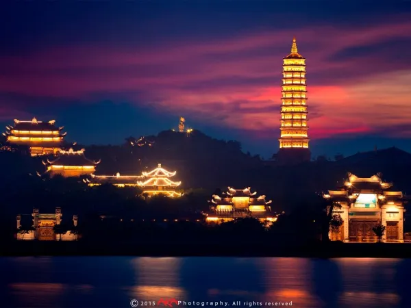 Chùa Bái Đính sáng rực đèn về đêm