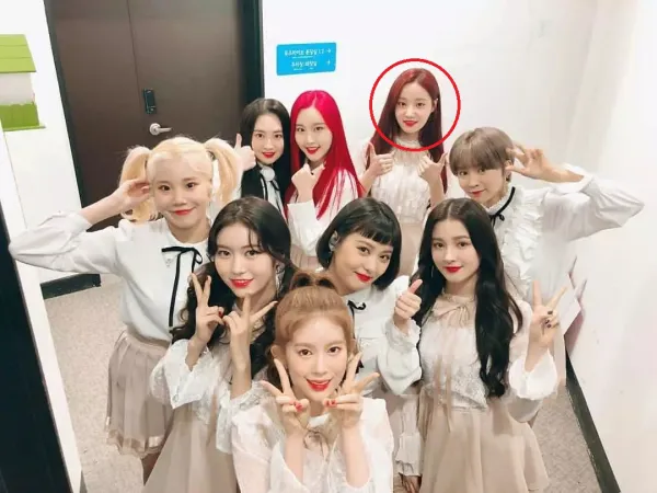 Bạn có nhận ra điểm bất thường trong các tấm ảnh chụp chung của Momoland?