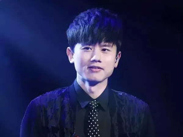 "Ông hoàng nhạc phim" Trương Kiệt bị thương, ngất xỉu trên trường quay "Vương Bài Đối Vương Bài"