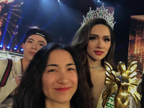 Hòa Minzy cổ vũ cực sung cho Hương Giang, lấn áp cả dàn khán giả nước bạn trên khán đài