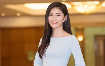 Á hậu Thanh Tú xuất hiện rạng ngời lần thứ 2 trên báo Hàn với tà áo dài thướt tha