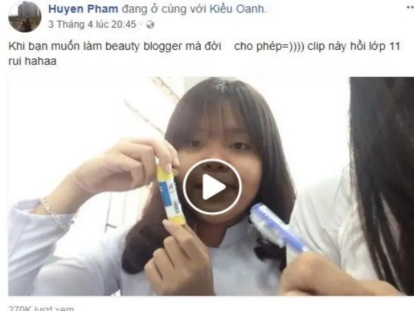 Review son ngay trong giờ học, nữ sinh bất ngờ bị cô giáo gọi đọc bài