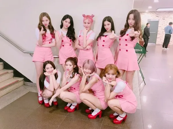 Chuyện thật như đùa: Momoland giật cúp trước mặt Wanna One dù đã dừng quảng bá