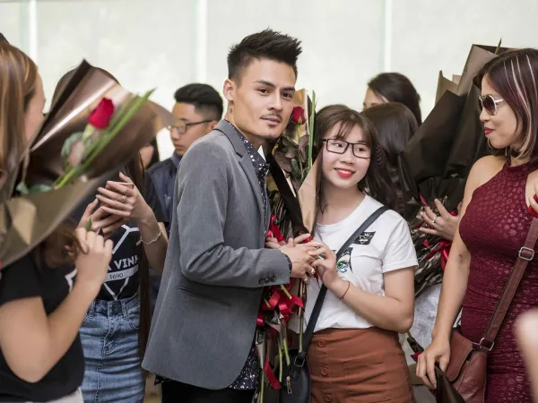 "Hiện tượng mạng xã hội" Hoa Vinh được người hâm mộ vây kín khi lần đầu offline