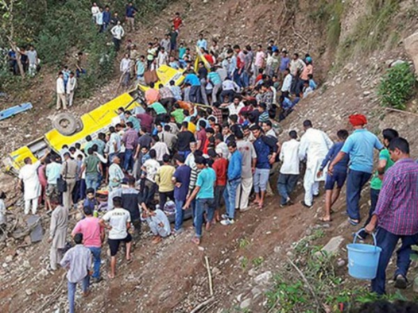 Xe buýt chở học sinh lao xuống vách núi, 30 người thiệt mạng