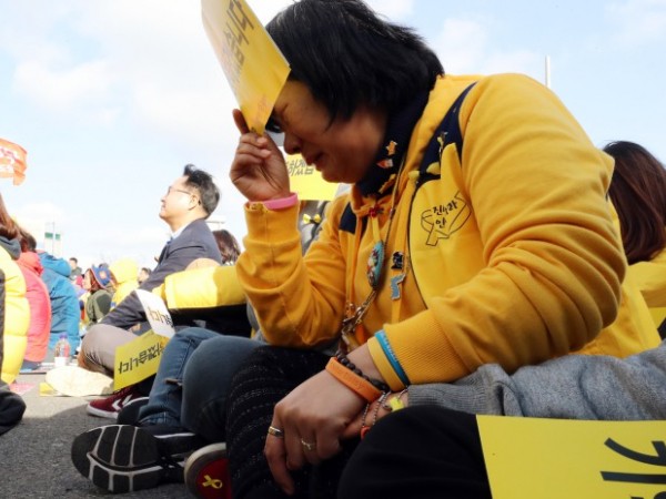Cả Hàn Quốc ngập trong nước mắt bởi những chiếc ruy băng màu vàng