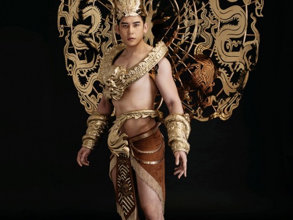 Siêu mẫu Trần Minh Trung diện trang phục dát vàng, nặng 40 kí dự thi "Mister International"