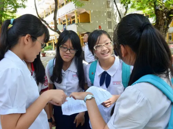 Tuyển sinh vào 10 THPT tại TP.HCM: Ồ ạt đăng ký vào trường top giữa
