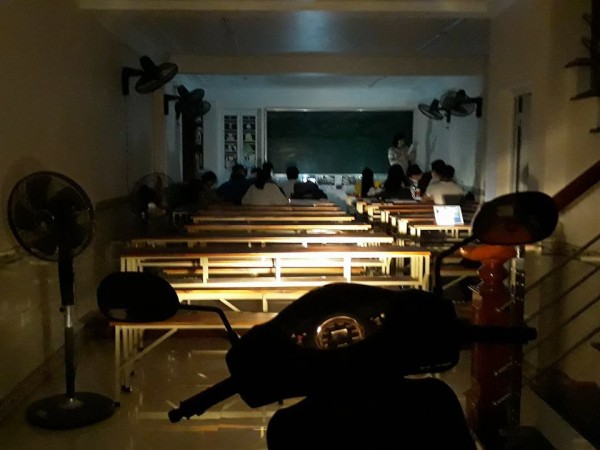 Hình ảnh đẹp: Nhóm bạn học sinh thắp nến, bật đèn pha xe máy ôn thi