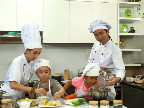 Mẹ con "Hoa hậu hài" Thu Trang "mở lớp" dạy nấu ăn nhân ngày Quốc tế thiếu nhi
