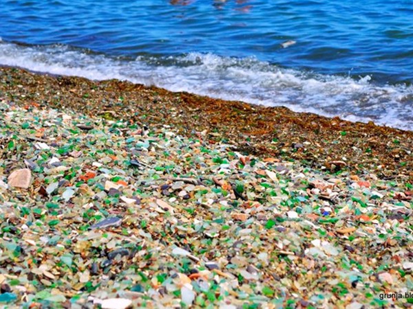 Khám phá bãi biển thủy tinh đẹp mê người ở Nhật Bản