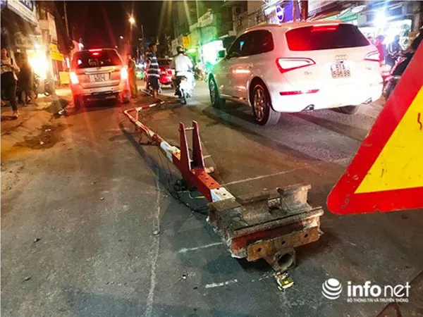 TP.HCM: Bất chấp cảnh báo, ô tô cố tình vượt húc văng thanh gác chắn tàu hỏa
