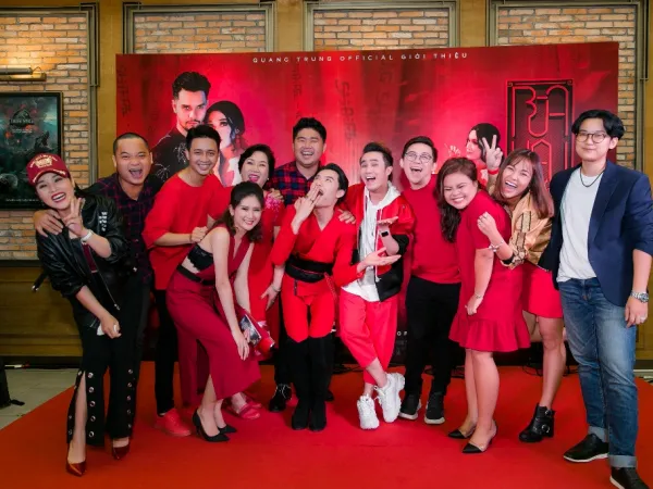Huỳnh Lập cùng dàn sao Việt "đội mưa" đến mừng Quang Trung ra mắt Parody "Bùa yêu"