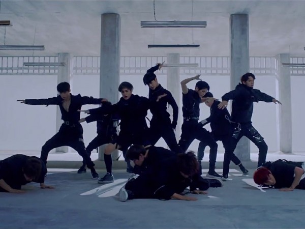 Wanna One lột xác mạnh mẽ trong MV "Light", "hâm nóng" đường đua K-Pop tháng 6