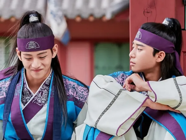 Có cậu em "lầy lội" như V (BTS) thì số Park Seo Joon thật sự quá nhọ rồi