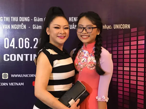 Phương Mỹ Chi cười rạng rỡ khi gặp thần tượng Như Quỳnh