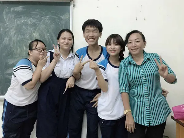 Chuyện về cô giáo "chịu chơi" lấy tiền túi thưởng cho học trò